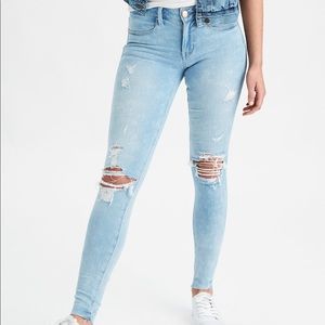 AE light wash ripped jeans size 4 SHORT